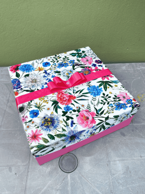 Closed cover pink square box