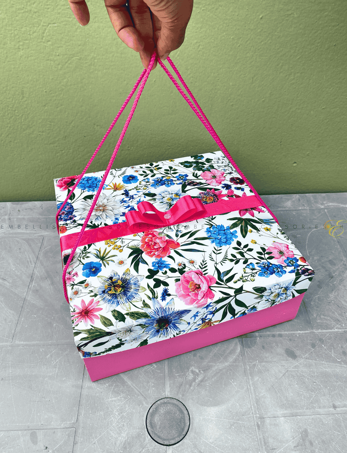 Closed cover pink square box for gifts