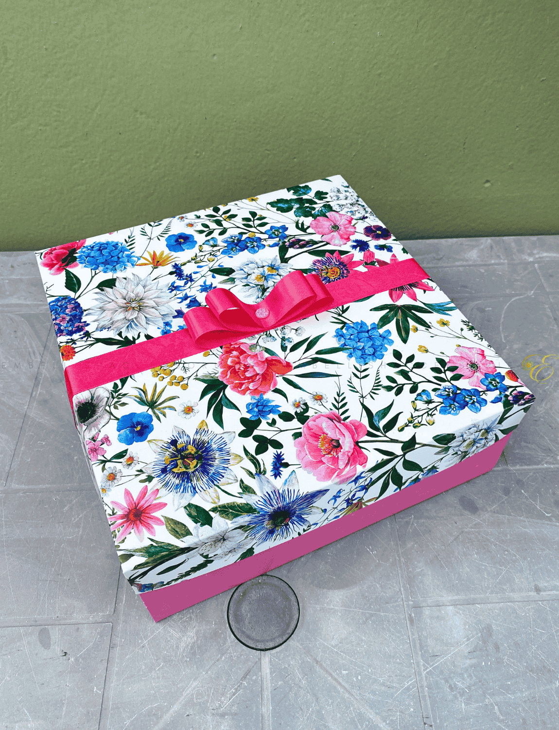 Closed cover pink square box