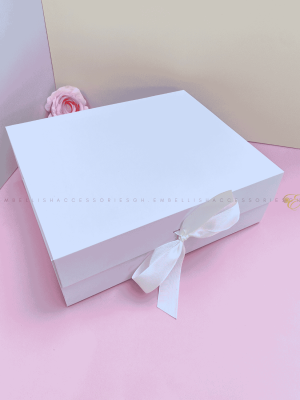 White Magnetic Fold Box for medium to large heavy gifts