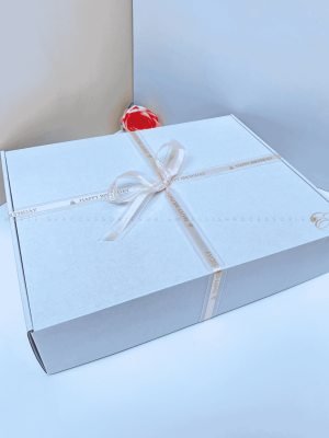 White corrugated box for medium to large gifts