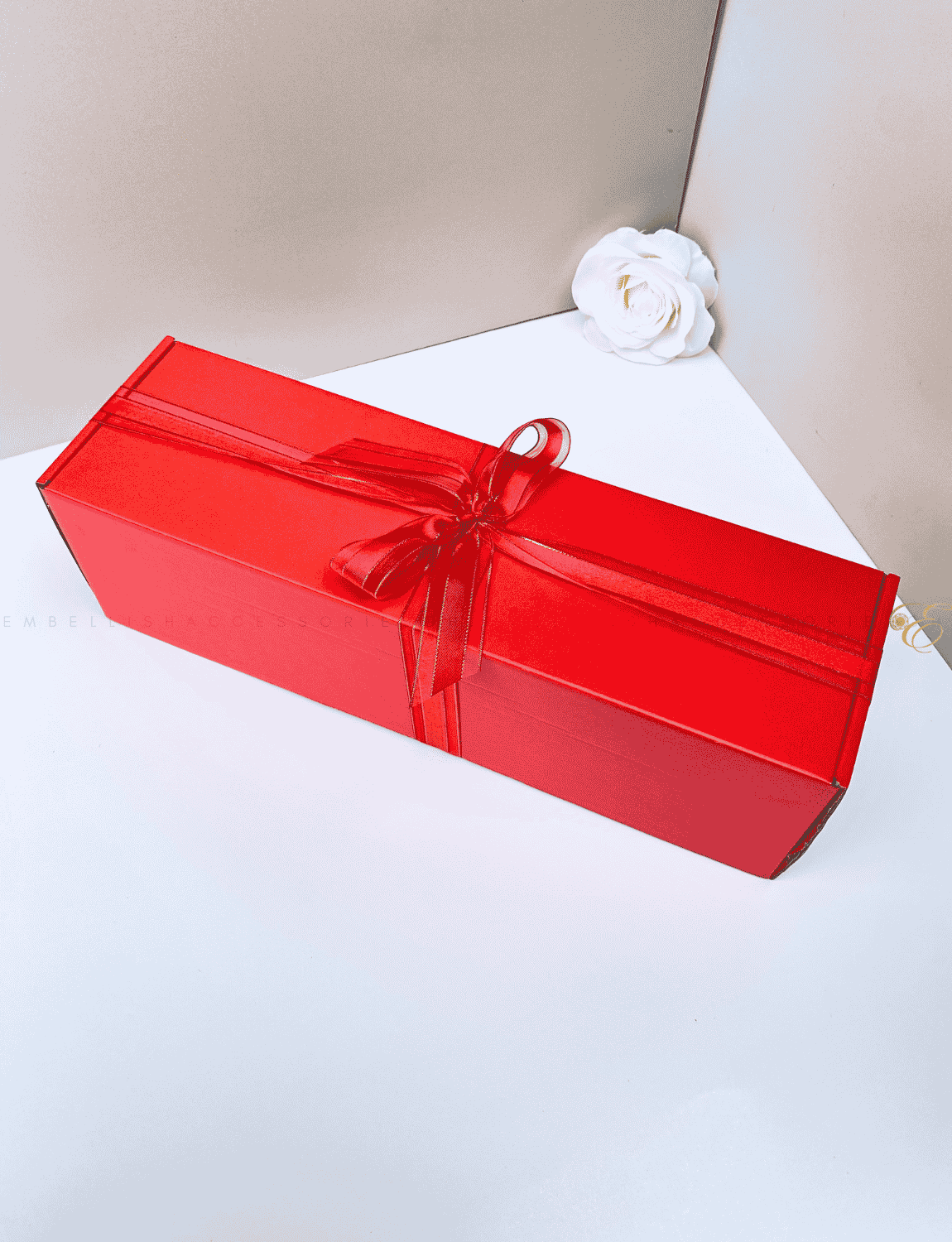 Versatile corrugated gift box for packaging wine, 6yards fabric or a pair of slippers